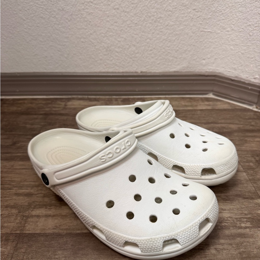 CROCS Classic Clog in White 9 women’s